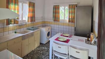 KĂŒhlschrank, Ofen, Herdplatte, Wasserkocher