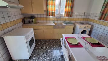 KĂŒhlschrank, Ofen, Herdplatte, Wasserkocher