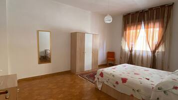 3 chambres, fer et planche Ă  repasser, accĂšs Internet, draps fournis