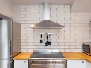 Cottage | Private kitchen | Fridge, dishwasher, electric kettle, toaster