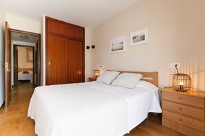 2 bedrooms, iron/ironing board, bed sheets - Beachfront Apartment with Pool · UHC SOL DE ESPAÑA 054 (Cambrils)