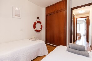2 chambres, fer et planche à repasser, draps fournis