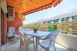 Outdoor dining - Beachfront Apartment with Pool · UHC SOL DE ESPAÑA 054 (Cambrils)