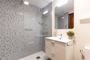 Bathtub, towels - Beachfront Apartment with Pool · UHC SOL DE ESPAÑA 054 (Cambrils)