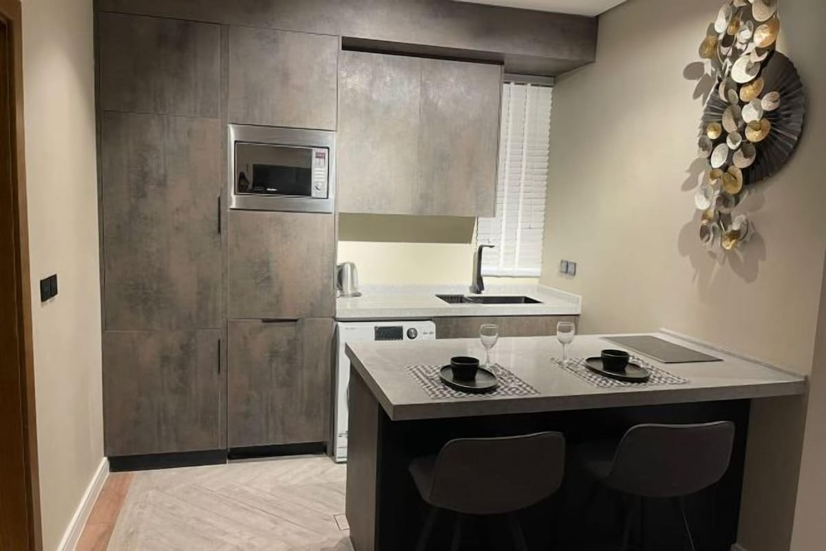 Coffee/tea maker, full-size fridge, microwave, oven