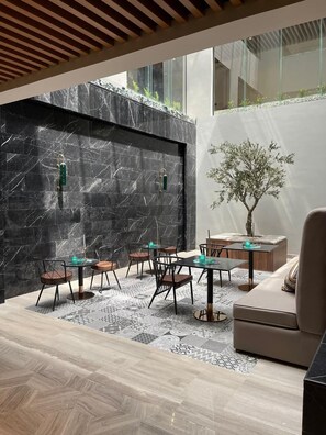 Family Suite | Peralatan tempat tidur premium, gebar bulu kapas, busa memori, bar mini 