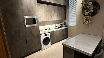 Family Suite | Private kitchen | Full-size fridge, microwave, oven, stovetop