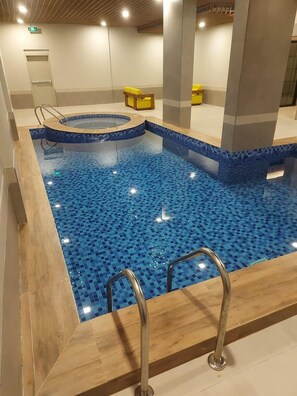 Kolam renang tertutup 