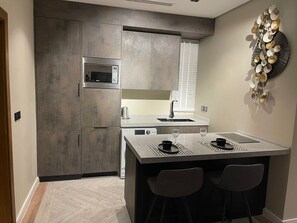 Refrigerador con freezer, microondas, horno, placa de cocina