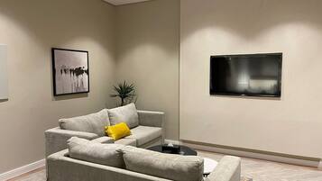 Executive-suite | Opholdsområde | 60-tommers smart-tv med satellitkanaler, tv, pejs