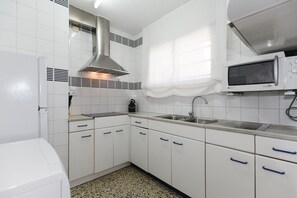 Kühlschrank, Mikrowelle, Wasserkocher mit Kaffee-/Teezubehör