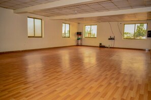 カップル用トリートメントルーム、ホットストーンマッサージ、ディープティシュー マッサージ、スウェーデン式マッサージ、マタニティ マッサージ