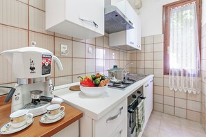 Frigorífico, microondas, placa de cocina y cafetera o tetera