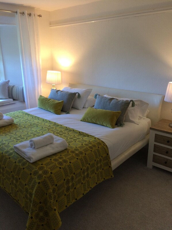 5 عدّة غرف نوم ومكواة/لوح كي وسرير سفر وواي فاي