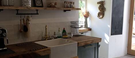 Kjøleskap, mikrobølgeovn, ovn og oppvaskmaskin