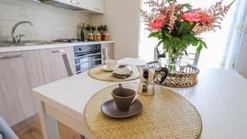 Kühlschrank, Ofen, Herdplatte, Wasserkocher mit Kaffee-/Teezubehör