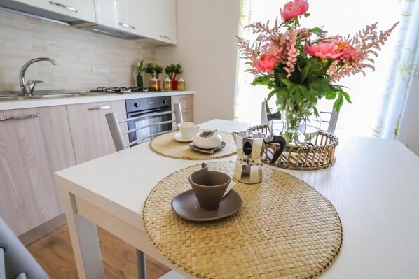 Fridge, oven, stovetop, coffee/tea maker