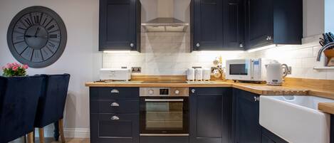 Cottage | Private kitchen | Fridge, dishwasher, electric kettle, toaster