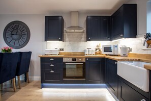 Casa de campo | Cocina privada | Refrigerador, lavavajillas, tetera eléctrica y tostadora 