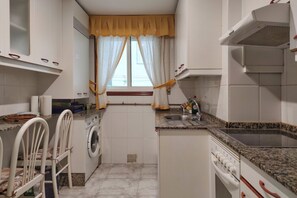 Refrigerador, microondas, horno y cafetera y tetera 