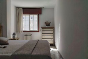 2 habitaciones, tabla de planchar con plancha, cuna de viaje y wifi 