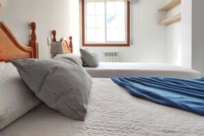 2 bedrooms, iron/ironing board, travel cot, WiFi - Desconectaengalicia Cesteiros, swimming pool, 100m Beach (Sanxenxo)