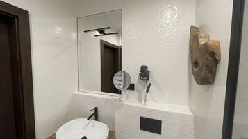 Standard Apartment | Bathroom | Combined shower/bathtub, towels