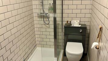 Premium Twin Room | Bathroom | Towels