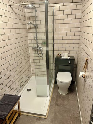 Premium Twin Room | Bathroom | Towels - Lochaline Hotel (Oban)