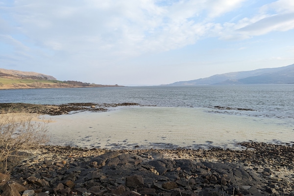 Di pantai dan pasir putih