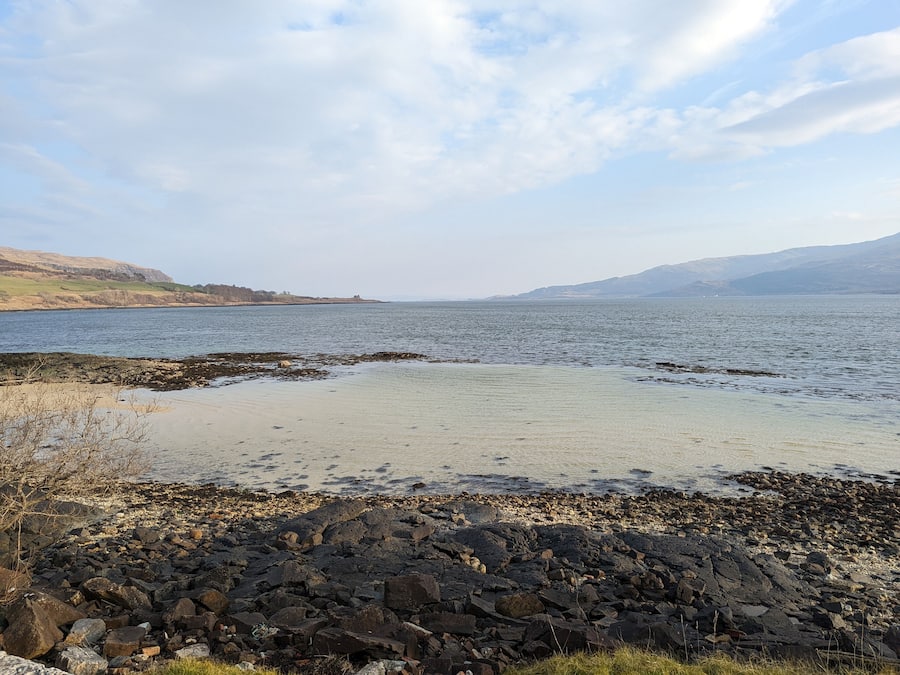 På stranden og hvit sand