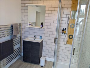 Classic Double Room | Bathroom | Towels - Lochaline Hotel (Oban)