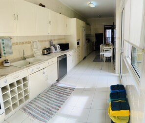 Fridge, microwave, oven, stovetop - Executive Deluxe Suite (Ponta Delgada)