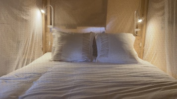 2 slaapkamers, een strijkplank/strijkijzer, beddengoed