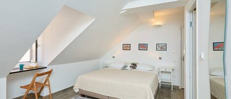 Laptop workspace, iron/ironing board, cribs/infant beds, travel crib