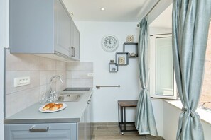 Apartment (0 Bedroom) | Private kitchenette | Fridge, stovetop, electric kettle, toaster - Studio Sebastiaan (Dubrovnik)