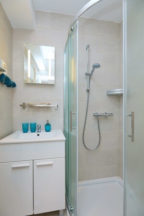 Apartment (0 Bedroom) | Bathroom