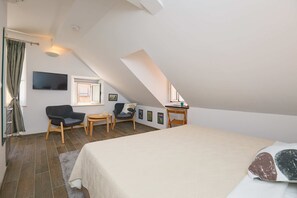 Laptop workspace, iron/ironing board, cots/infant beds, travel cot - Studio Sebastiaan (Dubrovnik)