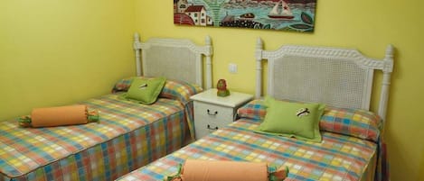 4 habitaciones, tabla de planchar con plancha, cuna de viaje y wifi