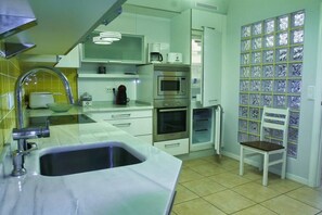 Kühlschrank, Mikrowelle, Ofen, Geschirrspüler