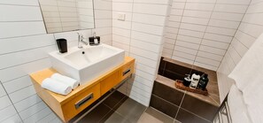 وحدات دش مع أحواض استحمام، مجففات شعر، مناشف، صابون