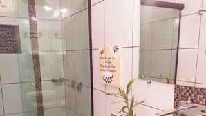 Superior Double Room | Bathroom | Shower, rainfall showerhead, free toiletries, towels