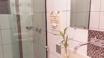 Quarto casal superior | Banheiro | Chuveiro, chuveiro com efeito de chuva, produtos de toalete grátis