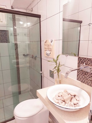 Superior Double Room | Bathroom | Shower, rainfall showerhead, free toiletries, towels