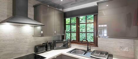Kühlschrank, Wasserkocher mit Kaffee-/Teezubehör