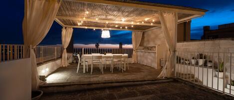 屋外ダイニングエリア