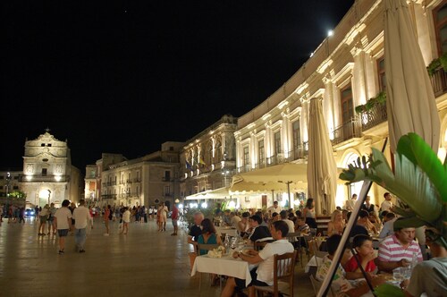 2 BR apt., gated courtyard, right by ocean & sites