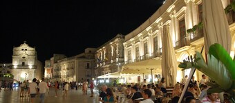 2 BR apt., gated courtyard, right by ocean & sites