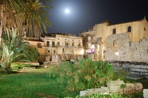 Exterior - 2 BR apt., gated courtyard, right by ocean & sites (Siracusa)