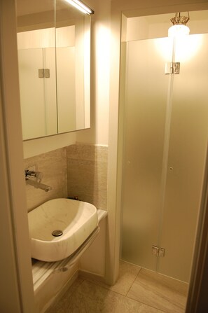 Shower, hair dryer, bidet, towels - 2 BR apt., gated courtyard, right by ocean & sites (Siracusa)